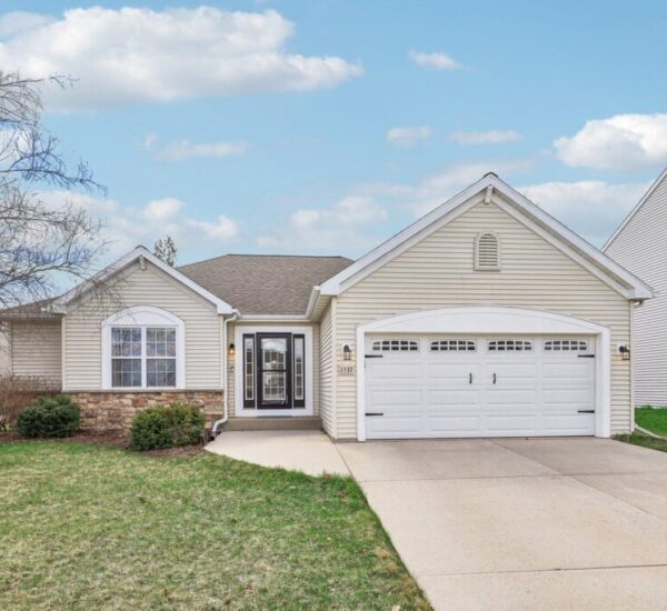 1 1537 Whitewater Dr West Bend