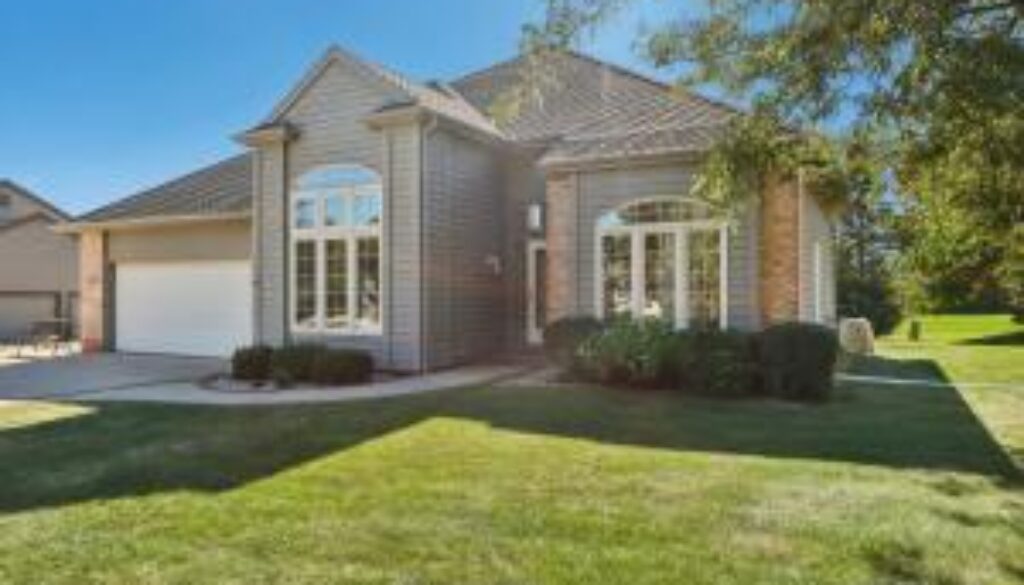 S77W20261 Wood Berry Ln 1