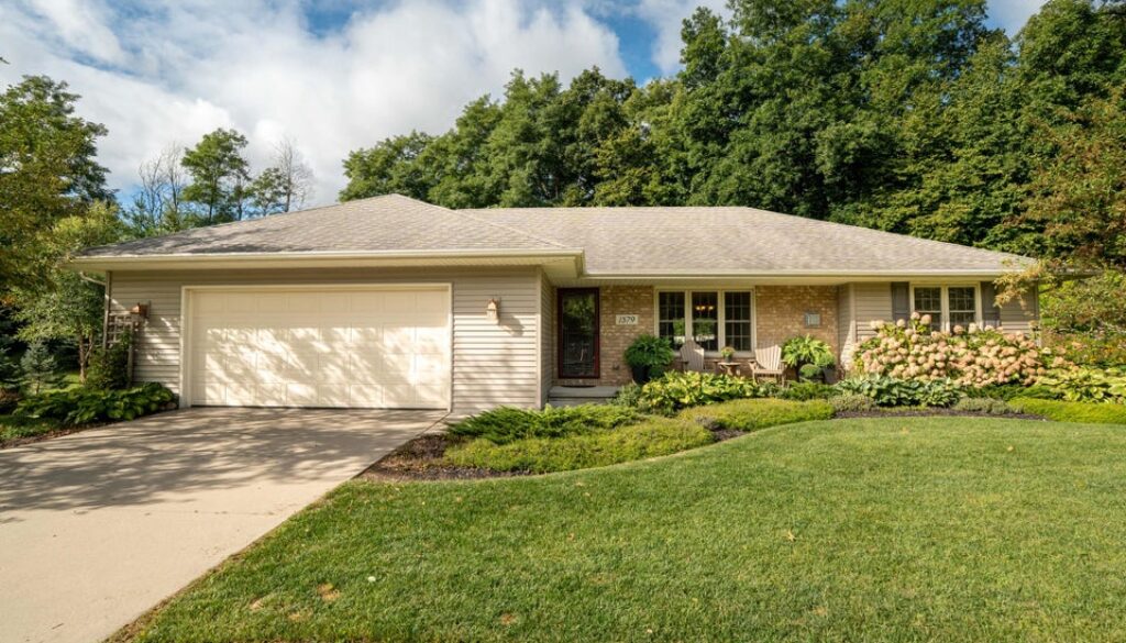 1579 Woodridge Ln Grafton, Wisconsin 53024
