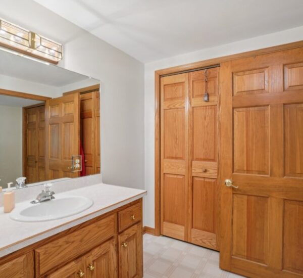 53-web-or-mls-W168N10315 Wildrose Ln-S1309-053