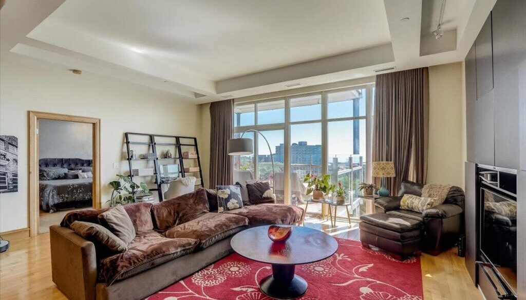 1313 N Franklin Pl 505