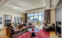 1313 N Franklin Pl 505